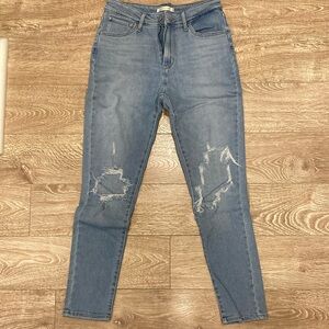 Women’s Levi’s Distressed Jeans